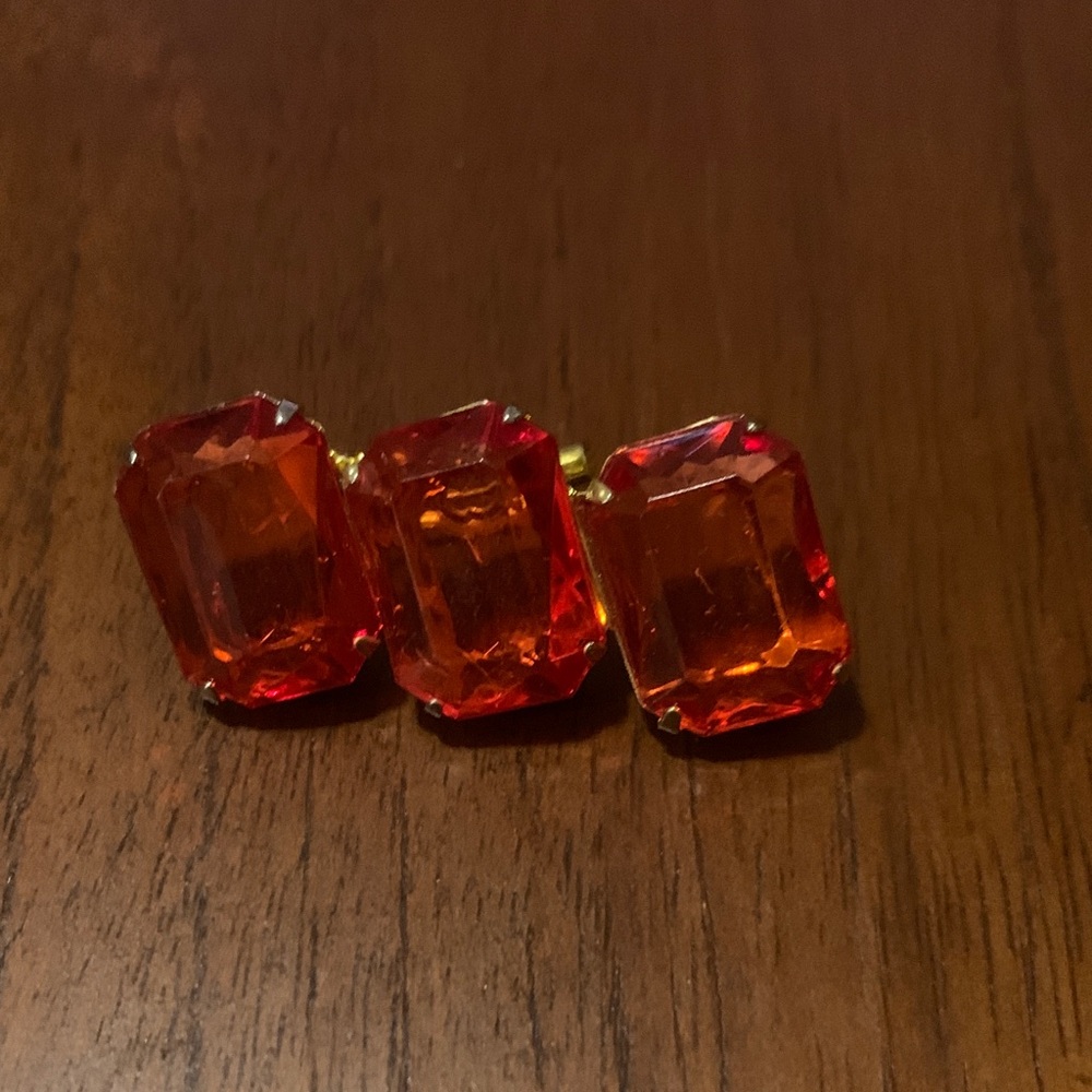 Vintage Red Gemstone 💎 brooch